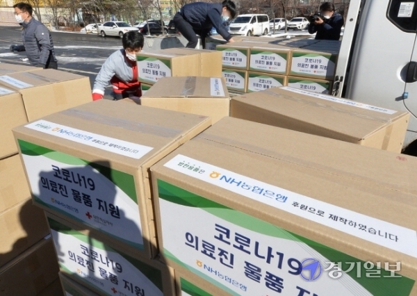 4일 오전 인천시 연수구 대한적십자사 인천지사 광장에서 직원들이 코로나19 의료진에게 전달할 방한용품들을 이송차량에 싣고 있다. 이날 NH농협은행 인천영업본부는 경량패딩과 핫팩등 1억원 상당의 방한용품 1천133세트와 의료용품을 기증했다. 장용준기자