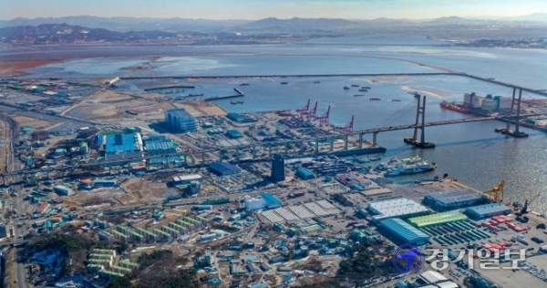 평택·당진항 신생 매립지 경계를 놓고 평택시와 당진시가 20년간 벌였던 분쟁에서 평택시가 최종 승리했다. 대법원은 4일 충남도와 당진·아산시가 낸 평택·당진 신생 매립지 귀속 자치단체 결정 취소 소송을 기각했다. 사진은 평택항 너머로 보이는 신생 매립지 모습. 조주현기자