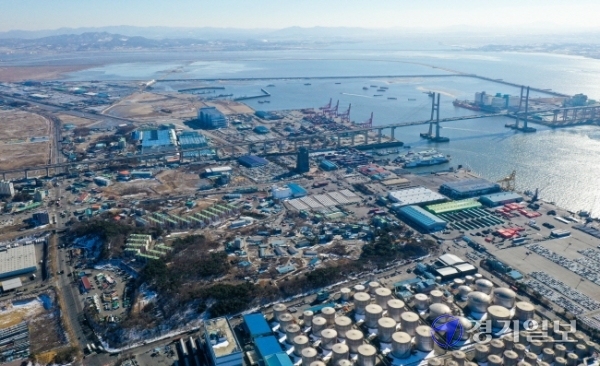 평택·당진항 신생 매립지 경계를 놓고 평택시와 당진시가 20년간 벌였던 분쟁에서 평택시가 최종 승리했다. 대법원은 4일 충남도와 당진·아산시가 낸 평택·당진 신생 매립지 귀속 자치단체 결정 취소 소송을 기각했다. 사진은 평택항 너머로 보이는 신생 매립지 모습. 조주현기자