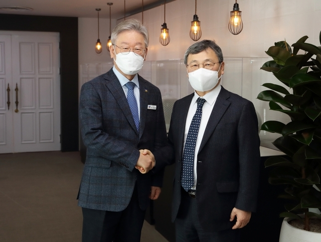 ▲ 이재명 경기도지사가 5일 경기도청에서 정근식 진실·화해를 위한 과거사정리위원회 위원장과 만나 기념촬영을 하고 있다. 경기도 제공