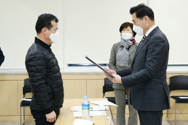 ▲ 오전동 주민자치회 위촉장 수여식.