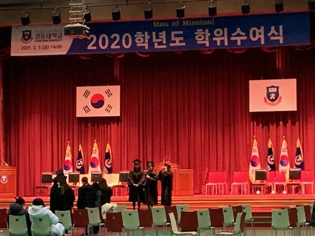 ▲ 학위수여식장 기념촬영 1