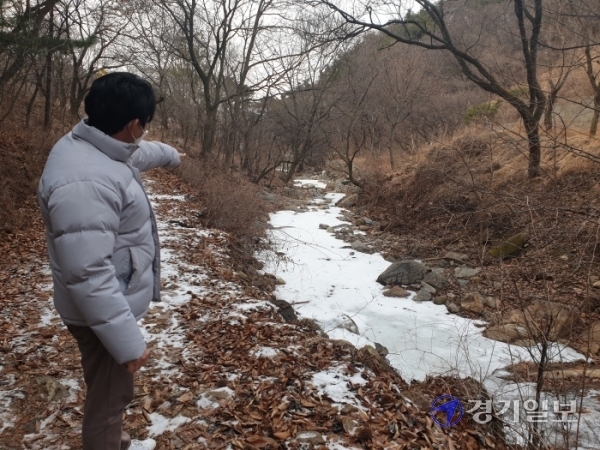 서운면 인처골 마을주민 A씨가 고속도로 개설에 따른 자연계곡지 훼손 현장을 손으로 가리키고 있다. 박석원 기자