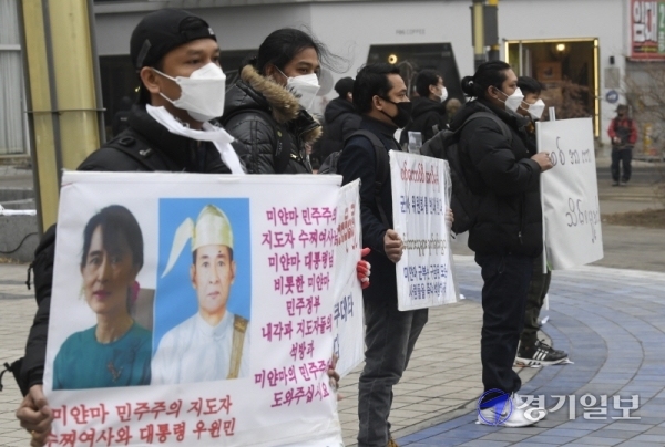 5일 오후 인천시 부평역 광장에서 주한 미얀마인들이 미얀마 군부 쿠데타 규탄를 규탄하는 집회를 열고 있다. 한편 이날 미얀마 최대 도시 양곤에선 수천 명의 시민들이 군부 쿠데타에 항의하는 대규모 시위에 나서는 등 미얀마 시민들의 불복종 저항 운동이 거세지고 있다. 조주현기자
