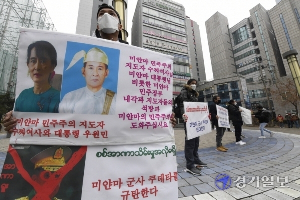 5일 오후 인천시 부평역 광장에서 주한 미얀마인들이 미얀마 군부 쿠데타 규탄를 규탄하는 집회를 열고 있다. 한편 이날 미얀마 최대 도시 양곤에선 수천 명의 시민들이 군부 쿠데타에 항의하는 대규모 시위에 나서는 등 미얀마 시민들의 불복종 저항 운동이 거세지고 있다. 조주현기자