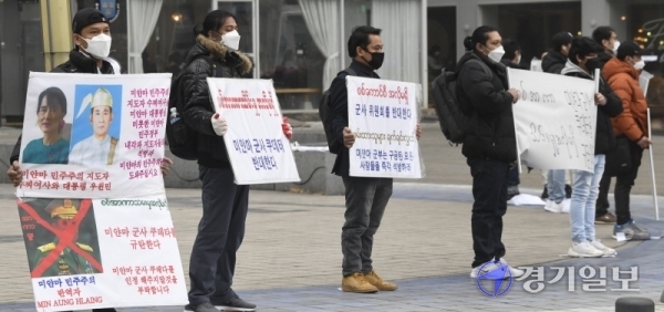 5일 오후 인천시 부평역 광장에서 주한 미얀마인들이 미얀마 군부 쿠데타 규탄를 규탄하는 집회를 열고 있다. 한편 이날 미얀마 최대 도시 양곤에선 수천 명의 시민들이 군부 쿠데타에 항의하는 대규모 시위에 나서는 등 미얀마 시민들의 불복종 저항 운동이 거세지고 있다. 조주현기자