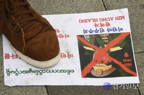 5일 오후 인천시 부평역 광장에서 주한 미얀마인들이 미얀마 군부 쿠데타 규탄를 규탄하는 집회를 열고 있다. 한편 이날 미얀마 최대 도시 양곤에선 수천 명의 시민들이 군부 쿠데타에 항의하는 대규모 시위에 나서는 등 미얀마 시민들의 불복종 저항 운동이 거세지고 있다. 조주현기자