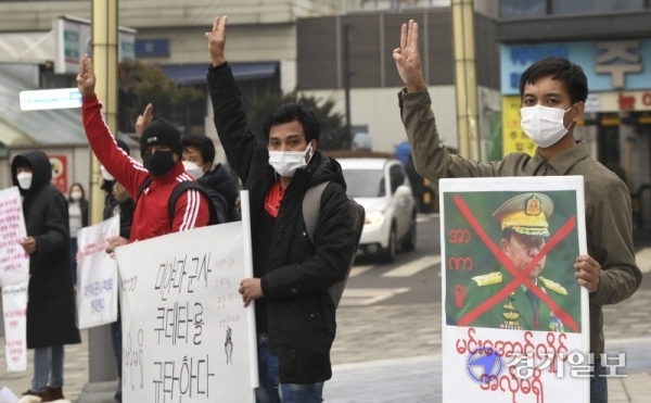 5일 오후 인천시 부평역 광장에서 주한 미얀마인들이 미얀마 군부 쿠데타 규탄를 규탄하는 집회를 열고 있다. 한편 이날 미얀마 최대 도시 양곤에선 수천 명의 시민들이 군부 쿠데타에 항의하는 대규모 시위에 나서는 등 미얀마 시민들의 불복종 저항 운동이 거세지고 있다. 조주현기자