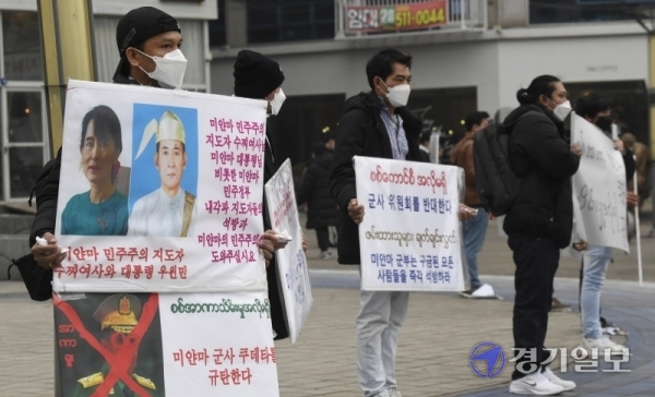 5일 오후 인천시 부평역 광장에서 주한 미얀마인들이 미얀마 군부 쿠데타 규탄를 규탄하는 집회를 열고 있다. 한편 이날 미얀마 최대 도시 양곤에선 수천 명의 시민들이 군부 쿠데타에 항의하는 대규모 시위에 나서는 등 미얀마 시민들의 불복종 저항 운동이 거세지고 있다. 조주현기자