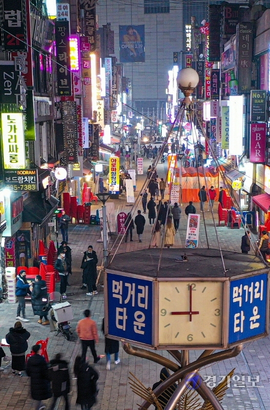 6일 오후 부천시 상동 먹거리골목에서 술집의 영업종료시간인 오후 9시가 되자 손님들이 한창이던 술자리를 끝내고 우르르 가게를 떠나고 있다. 이날 수도권의 경우 음식점, 카페 등 다중이용시설의 영업시간 제한을 그대로 유지한다는 정부 발표가 나오자 차별적 거리두기 조치로 손해가 막심하다며 자영업자들의 불만이 쏟아졌다. 조주현기자