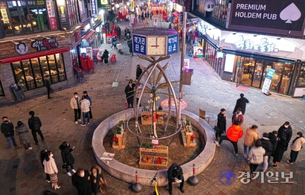 6일 오후 부천시 상동 먹거리골목에서 술집의 영업종료시간인 오후 9시가 되자 손님들이 한창이던 술자리를 끝내고 우르르 가게를 떠나고 있다. 이날 수도권의 경우 음식점, 카페 등 다중이용시설의 영업시간 제한을 그대로 유지한다는 정부 발표가 나오자 차별적 거리두기 조치로 손해가 막심하다며 자영업자들의 불만이 쏟아졌다. 조주현기자