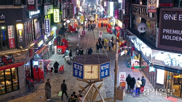 6일 오후 부천시 상동 먹거리골목에서 술집의 영업종료시간인 오후 9시가 되자 손님들이 한창이던 술자리를 끝내고 우르르 가게를 떠나고 있다. 이날 수도권의 경우 음식점, 카페 등 다중이용시설의 영업시간 제한을 그대로 유지한다는 정부 발표가 나오자 차별적 거리두기 조치로 손해가 막심하다며 자영업자들의 불만이 쏟아졌다. 조주현기자