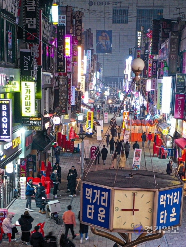 6일 오후 부천시 상동 먹거리골목에서 술집의 영업종료시간인 오후 9시가 되자 손님들이 한창이던 술자리를 끝내고 우르르 가게를 떠나고 있다. 이날 수도권의 경우 음식점, 카페 등 다중이용시설의 영업시간 제한을 그대로 유지한다는 정부 발표가 나오자 차별적 거리두기 조치로 손해가 막심하다며 자영업자들의 불만이 쏟아졌다. 조주현기자