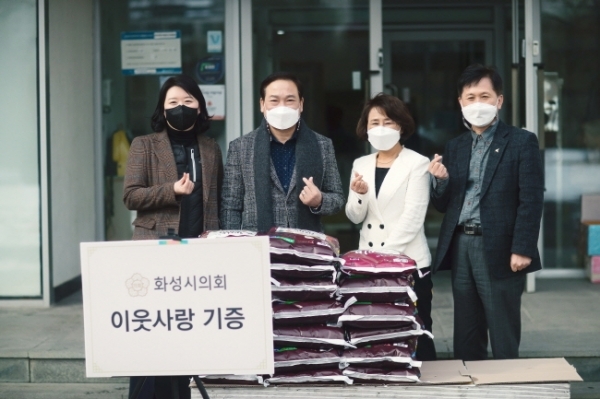 화성시의회 원유민 의장(왼쪽에서 두번째)이 설 명절을 앞두고 지역 복지기관에 위문품을 전달하고 있다. 화성시의회 제공