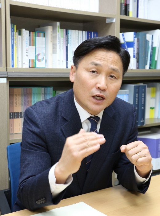 ▲ 민주당 김영진 원내총괄수석부대표가 7일 경기일보와의 인터뷰에서 재정 분권과 수원 팔달구 교통혁명 등에 대한 구상을 밝히고 있다. 김영진 원내총괄수석부대표 제공.