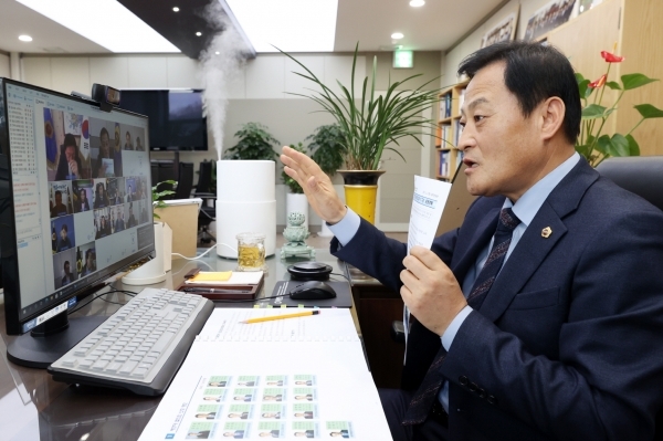 장현국 의장이 지난 3일 의장 집무실에서 '전국시도의회의장협의회 2021년 제1차 임시회 비대면 영상회의'에 참여하고 있다. 경기도의회 제공