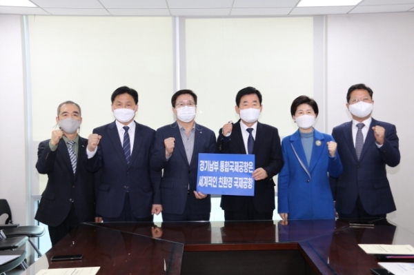 (왼쪽부터) 조무영 수원시 제2부시장, 김영진 의원, 염태영 수원시장, 김진표·백혜련·김승원 의원이 8일 국회에서 열린 수원 군 공항 이전 사업 추진 전략 간담회에 앞서 기념촬영을 하고 있다. 김영진 의원 제공.