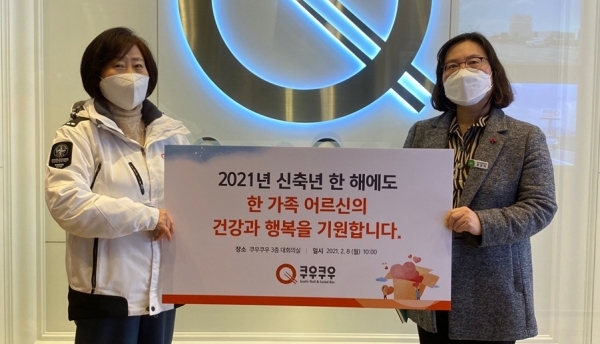 강명숙 쿠우쿠우 대표이사(왼쪽)가 성남시 관계자에게 설 명절 이웃돕기 후원품을 전달하고 있다.쿠우쿠우 제공