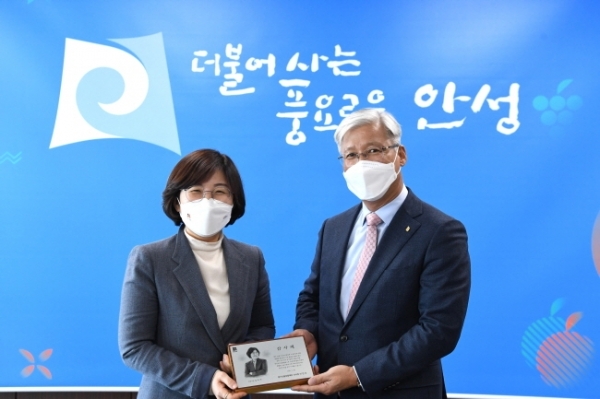 경기신보, 안성시장 감사패 전달