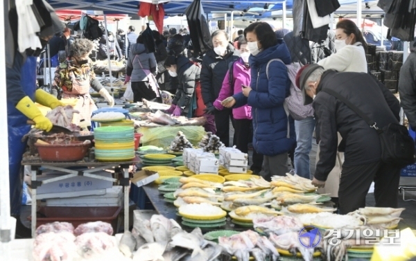 설 연휴를 이틀 앞둔 9일 오전 성남시 모란 민속 5일장에서 시민들이 장을 보고 있다. 한 상인은 “비대면 설 탓인지 손님이 예년보다 훨씬 줄었다”고 말했다. 조주현기자