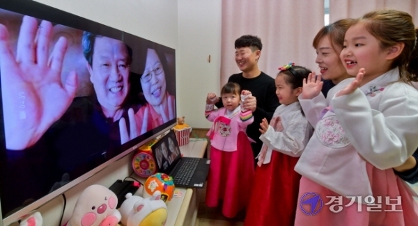 설 연휴 귀성길 자제에 동참한 수원시 영통구 박치현(40)ㆍ백진주(36) 부부가 9일 오후 채원ㆍ소원ㆍ정원 세자녀와 함께 전주에 사는 할아버지, 할머니에게 영상으로 설 인사를 하고 있다. 윤원규기자