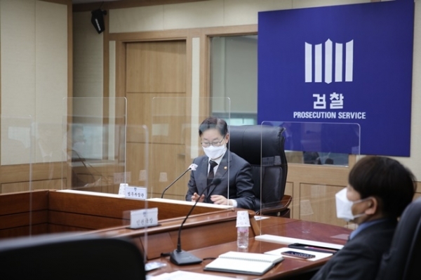 10일 오전 박범계 법무부장관이 인천지검을 찾아 구성원들과 간담회를 하고 있다. 인천지검 제공.
