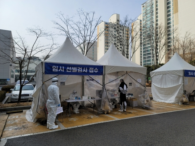 ▲ 11일 낮 12시10분께 수원시 장안구 보건소 임시선별검사소에서 한 시민이 검진을 받고 있다. 장건 기자