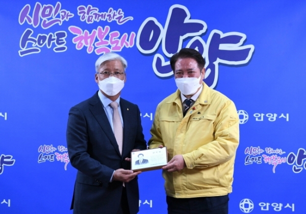 경기신보, 최대호 안양시장에게 감사패 전달