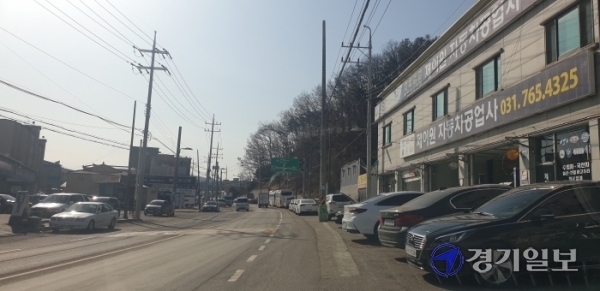 광주시 오포읍 능평교차로 시도 15호선 능평교차로~오포물류단지 도로확장구간 현장에 차량들이 빼곡하게 세워져 있다. 이 때문에 인근 주민들이 불편을 겪고 있다. 한상훈기자