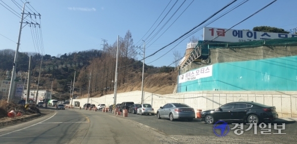 광주시 오포읍 능평교차로 시도 15호선 능평교차로~오포물류단지 도로확장구간 현장에 차량들이 빼곡하게 세워져 있다. 이 때문에 인근 주민들이 불편을 겪고 있다. 한상훈기자