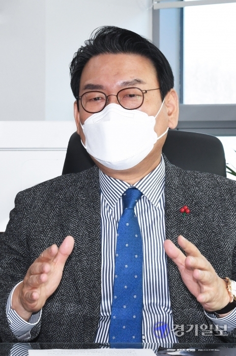 더불어민주당 김교흥 국회의원(인천 서구갑)이​​​​​​​앞으로 해결해 나갈 지역현안 방안에 대해 설명을 하고 있다./ 장용준기자