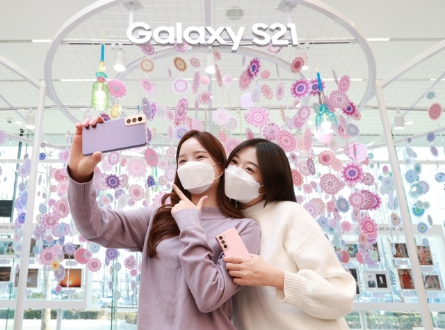 ▲ 서울 강남구 삼성 디지털프라자 삼성대치점에서 소비자들이 '갤럭시 S21'로 셀피를 촬영하고 있다.