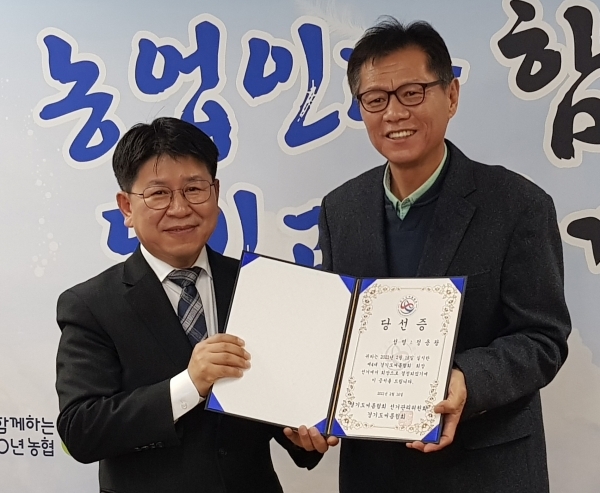 제4대 경기도씨름협회장으로 당선된 정용왕 농협중앙회 경기지역본부장(왼쪽)이 이계백 씨름협회 선거관리위원장으로부터 당선증을 받고 있다.황선학기자