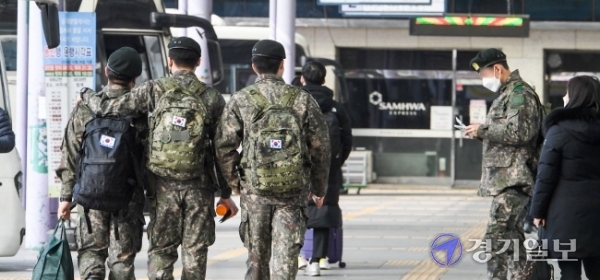 15일 오전 휴가를 받아 인천종합버스터미널에 도착한 군 장병들이 승차장으로 향하고 있다. 군 장병의 휴가는 지난해 11월 27일 코로나19 확산 방지를 위해 통제를 한 지 80일 만인 이날부터 가능해졌다. 장용준기자
