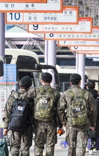 15일 오전 휴가를 받아 인천종합버스터미널에 도착한 군 장병들이 승차장으로 향하고 있다. 군 장병의 휴가는 지난해 11월 27일 코로나19 확산 방지를 위해 통제를 한 지 80일 만인 이날부터 가능해졌다. 장용준기자