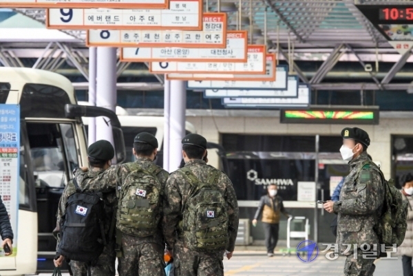 15일 오전 휴가를 받아 인천종합버스터미널에 도착한 군 장병들이 승차장으로 향하고 있다. 군 장병의 휴가는 지난해 11월 27일 코로나19 확산 방지를 위해 통제를 한 지 80일 만인 이날부터 가능해졌다. 장용준기자