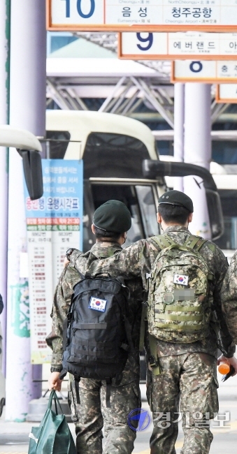 15일 오전 휴가를 받아 인천종합버스터미널에 도착한 군 장병들이 승차장으로 향하고 있다. 군 장병의 휴가는 지난해 11월 27일 코로나19 확산 방지를 위해 통제를 한 지 80일 만인 이날부터 가능해졌다. 장용준기자
