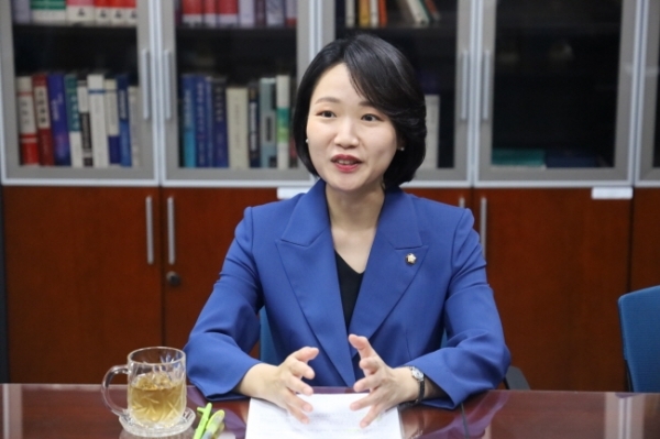 민주당 홍정민 의원이 15일 경기일보와의 인터뷰에서 고양특례시, 트램도입 등에 대한 의정 구상을 밝히고 있다. 홍정민 의원 제공.