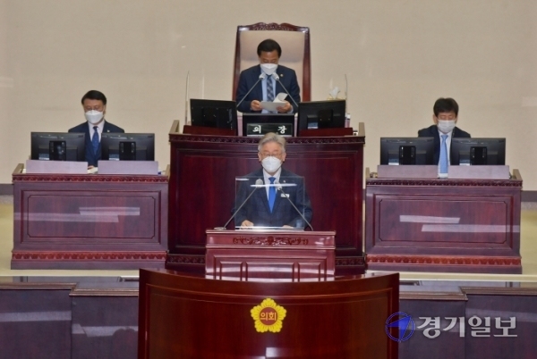 16일 오전 경기도의회에서 열린 '제350회 임시회 제1차 본회의'에서 이재명 경기도지사가 2021년 도정 관련 업무보고를 하고 있다. 윤원규기자