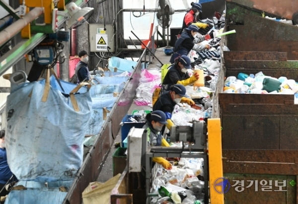 경기도내 쓰레기 처리시설의 신ㆍ증축이 진통을 겪고 있는 가운데 16일 오전 용인시 재활용센터에서 직원들이 산더미처럼 쌓인 재활용 쓰레기 등을 처리하고 있다. 조주현기자