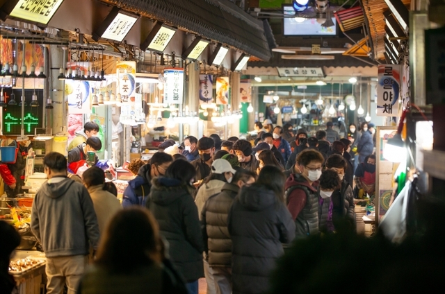 ▲ 지난 6일 재난기본소득 지급후 맞이한 토요일 오후 수원 못골시장 풍경. 경기도 제공