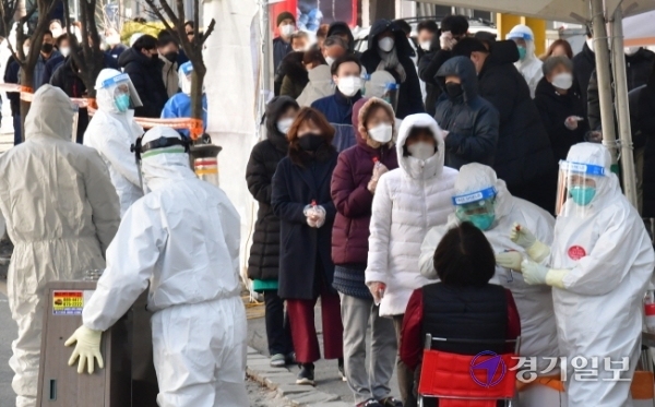 코로나19 집단감염이 발생한 남양주시 플라스틱 제조업체 앞에 설치된 이동검사소에서 17일 오후 인근 업체 근로자들이 전수검사를 위해 줄 서 있다. 방역당국은 이 업체에서 현재까지 115명이 코로나19 확진 판정을 받아 산단 전체 근로자를 대상으로 전수검사를 하고 있다.조주현기자