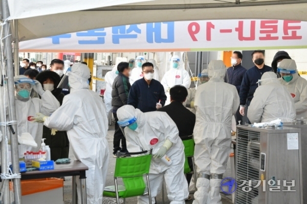 코로나19 집단감염이 발생한 남양주시 플라스틱 제조업체 앞에 설치된 이동검사소에서 17일 오후 인근 업체 근로자들이 전수검사를 위해 줄 서 있다. 방역당국은 이 업체에서 현재까지 115명이 코로나19 확진 판정을 받아 산단 전체 근로자를 대상으로 전수검사를 하고 있다.조주현기자