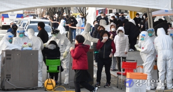 코로나19 집단감염이 발생한 남양주시 플라스틱 제조업체 앞에 설치된 이동검사소에서 17일 오후 인근 업체 근로자들이 전수검사를 위해 줄 서 있다. 방역당국은 이 업체에서 현재까지 115명이 코로나19 확진 판정을 받아 산단 전체 근로자를 대상으로 전수검사를 하고 있다.조주현기자