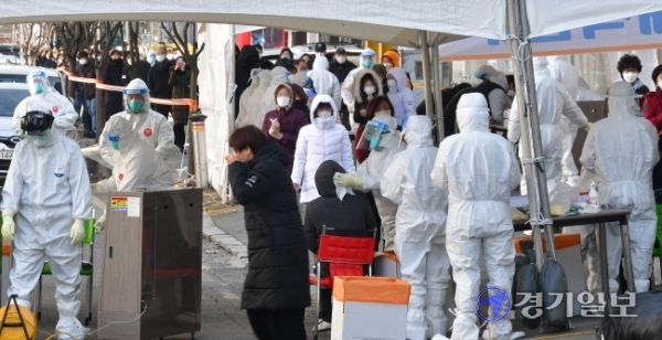 코로나19 집단감염이 발생한 남양주시 플라스틱 제조업체 앞에 설치된 이동검사소에서 17일 오후 인근 업체 근로자들이 전수검사를 위해 줄 서 있다. 방역당국은 이 업체에서 현재까지 115명이 코로나19 확진 판정을 받아 산단 전체 근로자를 대상으로 전수검사를 하고 있다.조주현기자