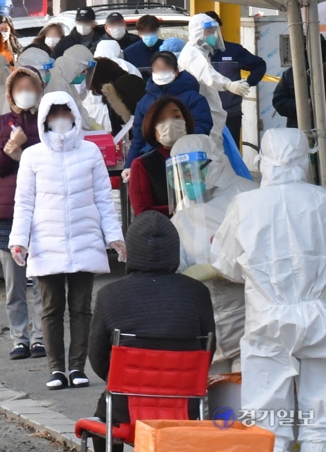코로나19 집단감염이 발생한 남양주시 플라스틱 제조업체 앞에 설치된 이동검사소에서 17일 오후 인근 업체 근로자들이 전수검사를 위해 줄 서 있다. 방역당국은 이 업체에서 현재까지 115명이 코로나19 확진 판정을 받아 산단 전체 근로자를 대상으로 전수검사를 하고 있다.조주현기자