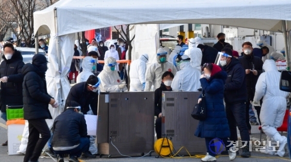 코로나19 집단감염이 발생한 남양주시 플라스틱 제조업체 앞에 설치된 이동검사소에서 17일 오후 인근 업체 근로자들이 전수검사를 위해 줄 서 있다. 방역당국은 이 업체에서 현재까지 115명이 코로나19 확진 판정을 받아 산단 전체 근로자를 대상으로 전수검사를 하고 있다.조주현기자