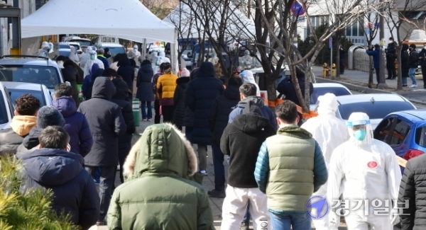 코로나19 집단감염이 발생한 남양주시 플라스틱 제조업체 앞에 설치된 이동검사소에서 17일 오후 인근 업체 근로자들이 전수검사를 위해 줄 서 있다. 방역당국은 이 업체에서 현재까지 115명이 코로나19 확진 판정을 받아 산단 전체 근로자를 대상으로 전수검사를 하고 있다.조주현기자