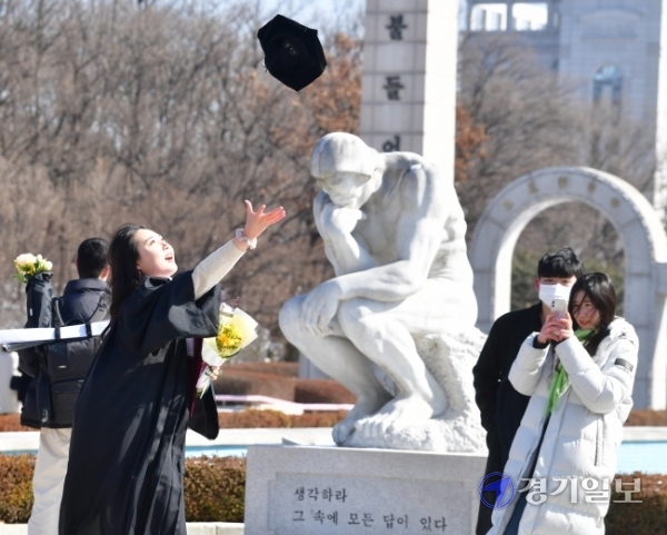 17일 오전 용인시 경희대학교 국제캠퍼스에서 졸업생들이 마지막 추억을 남기고 있다.조주현기자