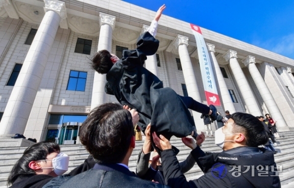17일 오전 용인시 경희대학교 국제캠퍼스에서 졸업생들이 마지막 추억을 남기고 있다.조주현기자